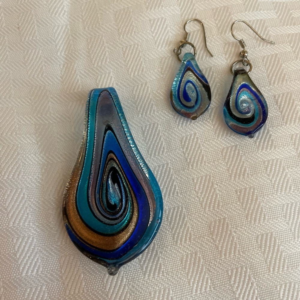 Glass pendant necklace and earrings